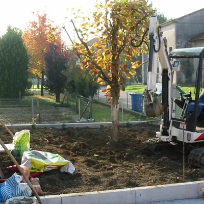 Progettazione spazi esterni chiavi in mano con prato a rotoli, impianti di irrigazione e strutture architettoniche.